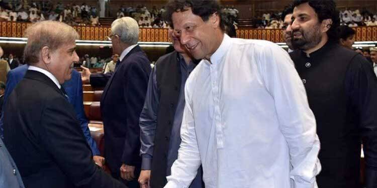خوف اور امید کے بیچ: عمران خان سے شہباز شریف تک کچھ نہیں بدلا