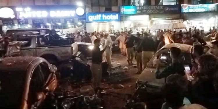 کراچی میں دھماکا، کئی گاڑیاں تباہ، ایک شخص جاں بحق، متعدد زخمی