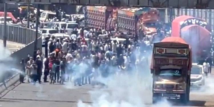 لاہور میں پولیس اور پی ٹی آئی کارکنان میں تصادم، علاقہ میدانِ جنگ بن گیا