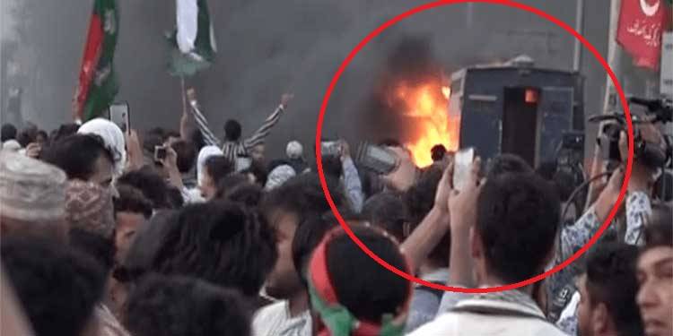 کراچی میں پی ٹی آئی کارکنوں کی پولیس سے جھڑپیں، قیدی وین کو آگ لگا دی