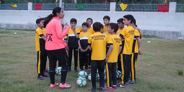 چترال میں کم عمر کھلاڑیوں کو فٹبال کی تربیت کیلئے کوچنگ کیمپ کا انعقاد