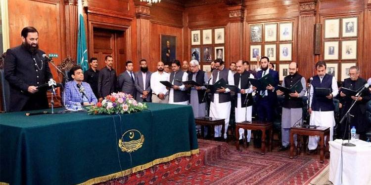 گورنر کے عہدہ سنبھالتے ہی پنجاب کابینہ کے 8 اراکین نے حلف اٹھالیا