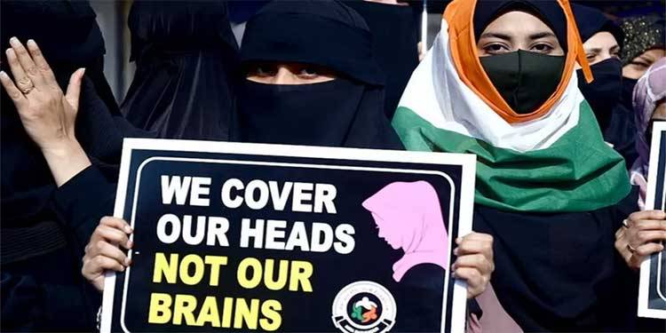 کرناٹک میں حجاب کا تنازعہ گرم، 6 لڑکیوں کو کالج سے معطل کر دیا گیا