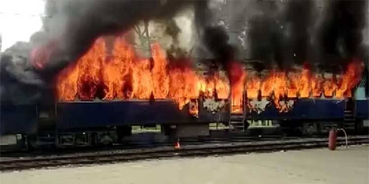انڈین فوج کے ''اگنی پتھ'' پروگرام کیخلاف پورے ملک میں ہنگامے پھوٹ پڑے، کئی ٹرینیں نذر آتش