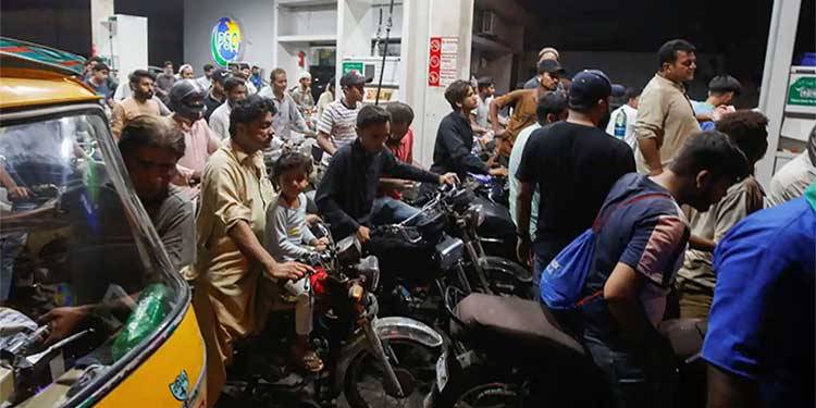 حکومت نے عوام پر ایک اور مہنگائی بم گرا دیا، پیٹرول کی فی لیٹر قیمت میں 14 روپے 85 پیسے اضافہ