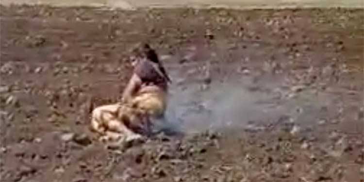 انڈین ریاست مدھیہ پردیش میں قبائلی خاتون کو زندہ جلا دیا گیا، حالت نازک