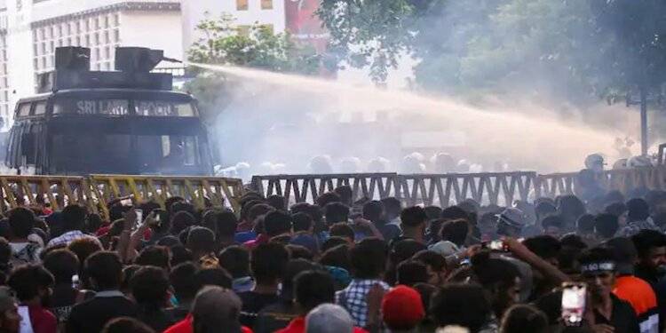 سری لنکا میں ہزاروں احتجاجی مظاہرین صدارتی محل میں داخل ہوگئے