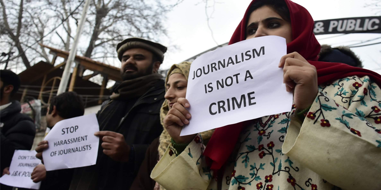 پاکستان میں صحافت سے جڑے لوگ سائبر سپیس میں بھی غیر محفوظ ہیں