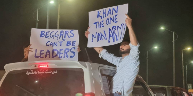 عمران خان جلسوں اور مظاہروں کی سیاست میں پھنس کر رہ گئے ہیں