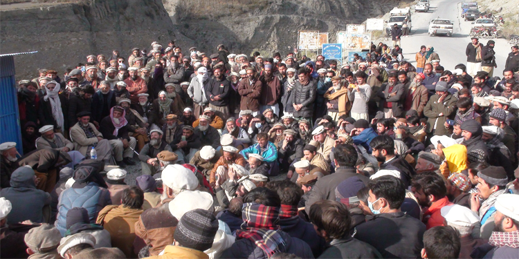 بجلی کی فراہمی کے لیے چترال میں سینکڑوں افراد کا احتجاجی مظاہرہ