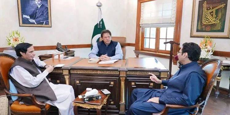 عمران خان نے پی ٹی آئی اور ق لیگ کے انضمام کی تجویز دے دی