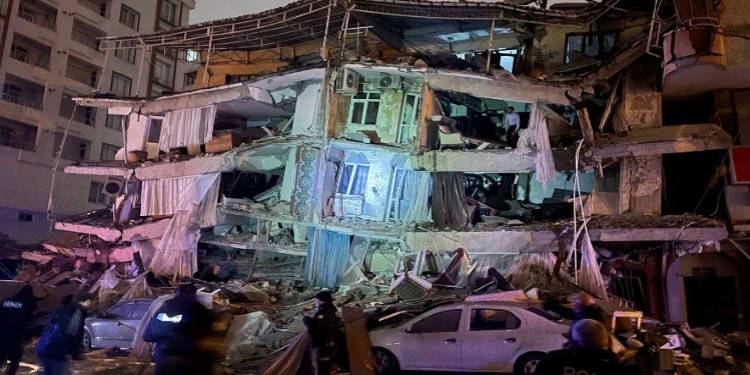 ترکیہ اور شام میں 7.8 شدت کا زلزلہ، 1300 سے زائد افراد جاں بحق