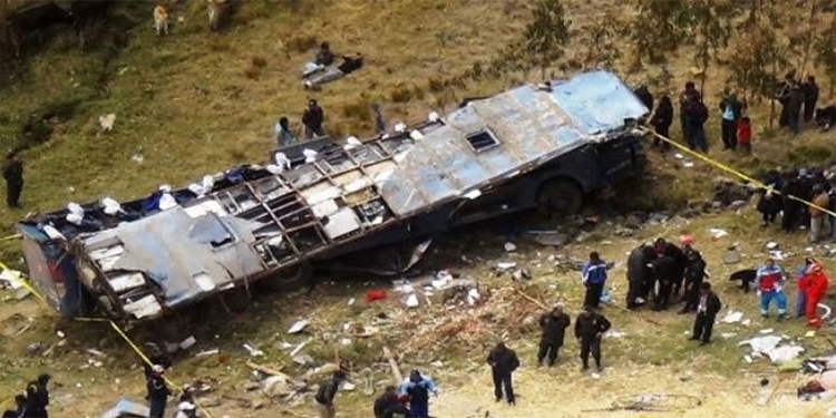 گلگت؛ شتیال قراقرام ہائی وے پر مسافر بس تصادم کے بعد کھائی میں جا گری، 25 افراد جاں بحق