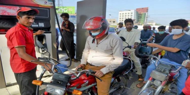 حکومت کا پیٹرول کی قیمت 100 روپے کم کرنے کا اعلان