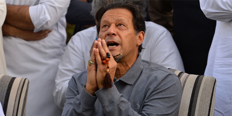'عمران خان کے کارناموں کی وجہ سے پی ٹی آئی کو کالعدم قرار دیا جا سکتا ہے'