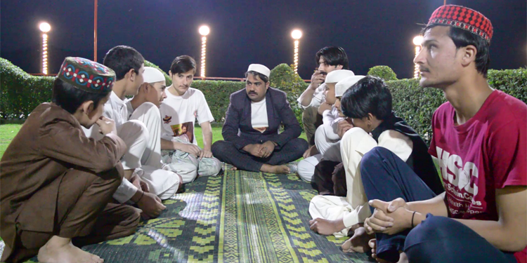 سوات کا فضل معبود جو دعوت افطار دے کر مایوس افراد کو امید کا پیغام دیتا ہے