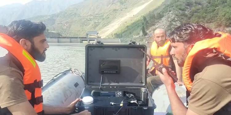 جیپ حادثہ، 7 نوجوانوں کی تلاش کے لیے ریسکیو کی خصوصی ٹیم دریائے نیلم پہنچ گئی