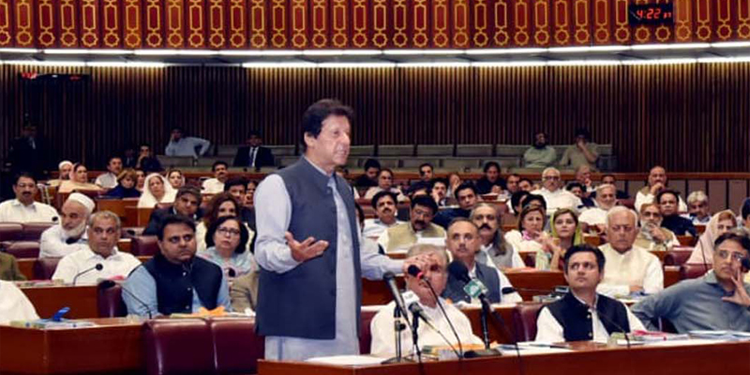 عمران خان پارلیمان کے ساتھ کھڑے ہوں، اصولی سیاست کا تقاضا یہی ہے