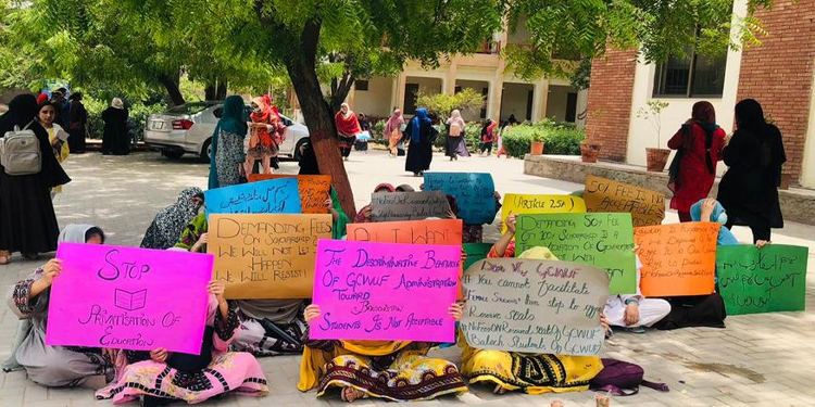 جی سی یونیورسٹی فیصل آباد؛ فیسوں کی جبری وصولی کے خلاف بلوچ طالبات کا احتجاج