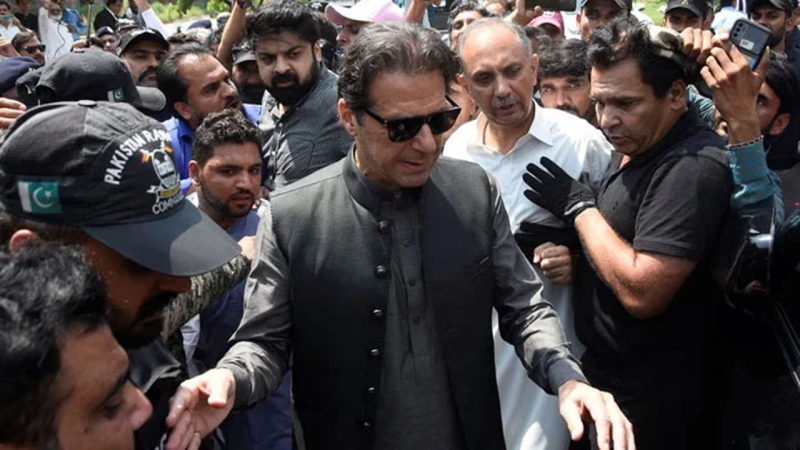 گرفتاری اور نااہلی سے عمران خان کی مقبولیت کم ہو پائے گی؟