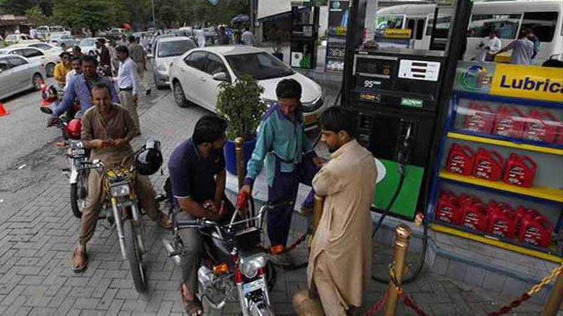 نگران حکومت کاتحفہ، پیٹرول کی قیمت میں ساڑھے 17 روپے فی لیٹر اضافہ کر دیا