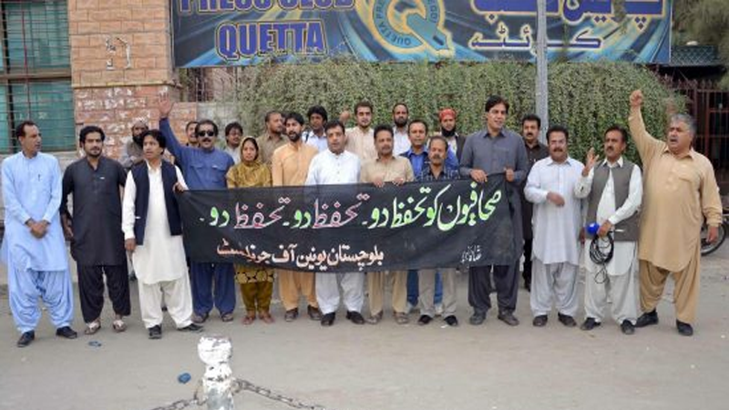 بلوچستان کے مقامی صحافیوں کو ضلعی انتظامیہ کیوں ہراساں کرتی ہے؟