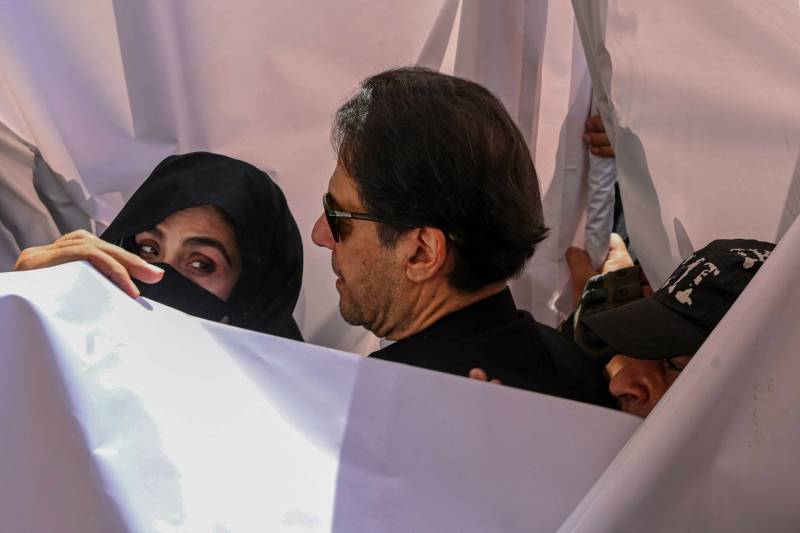 عمران خان کی جلاوطنی کا معاہدہ: بشریٰ بی بی کی جگہ علیمہ خان چیف مذاکرات کار کے طور پر - جاوید چوہدری 