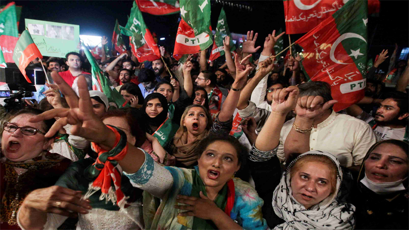 پاکستان کا متوسط شہری طبقہ عمران خان کا کیوں دیوانہ ہے؟