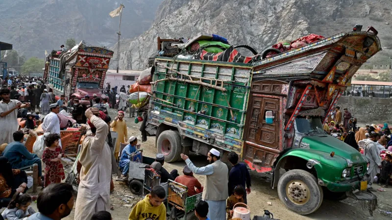 افغان مہاجرین کو واپس بھیجنا نگران حکومت کا مینڈیٹ نہیں؛ فرحت اللہ بابر