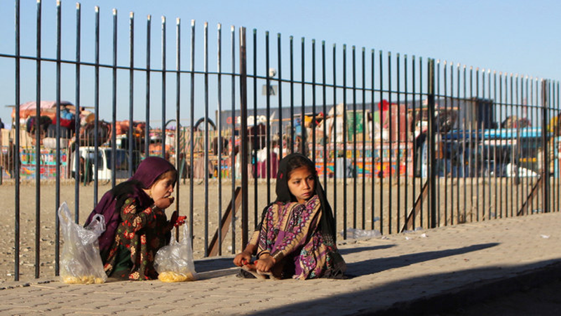 'کابل پر دباؤ ڈالنے کے لیے پاکستان غریب افغانوں کے پیچھے پڑ جاتا ہے'