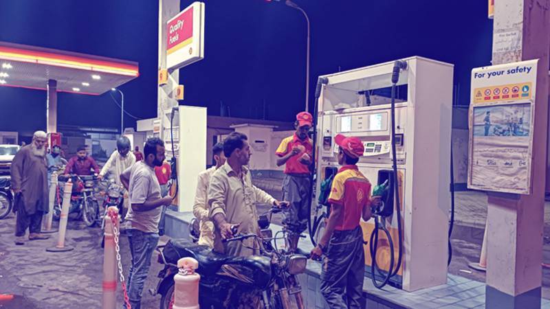 پیٹرول کی قیمت بر قرار ، ڈیزل کی فی لیٹر قیمت میں 7 روپے تک کمی