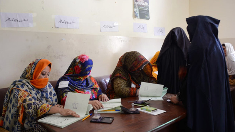 بلوچستان میں خواتین کے شناختی کارڈ نہیں بنے تو ووٹ کیسے ڈالیں گی؟