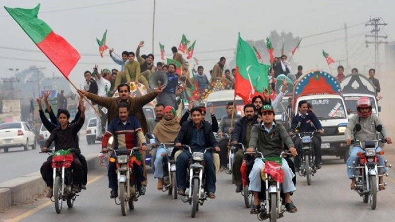 جیکب آباد؛ سرکاری ملازم حکومتی گاڑیوں میں انتخابی مہم چلا رہے ہیں