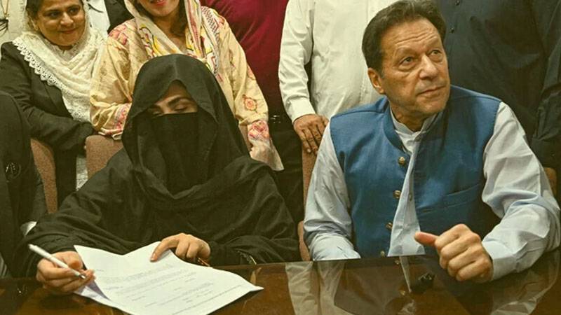 توشہ خانہ کیس: پی ٹی آئی کا عمران خان اور اہلیہ کی سزا کیخلاف فوری اپیل دائر کرنے کا اعلان