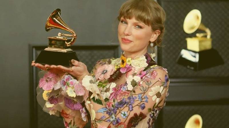 امریکی گلوکارہ ٹیلر سوئفٹ نے چوتھی بار گریمی ایوارڈ جیت کر ریکارڈ قائم کر دیا