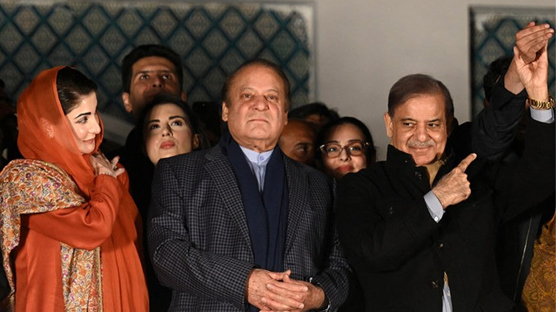 'اسٹیبلشمنٹ کی حمایت کے بغیر پاکستان میں سیاست ناممکن ہو چکی'