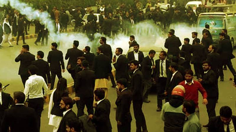 لاہور ہائیکورٹ کے باہر وکلا کا احتجاج، پولیس کا لاٹھی چارج اور شیلنگ