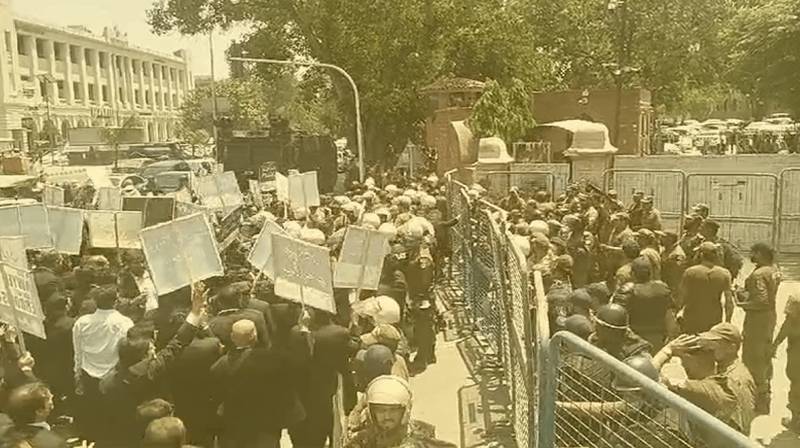 پولیس اور وکلا میں جھڑپ: پاکستان بار کونسل کا کل ملک گیر ہڑتال کا اعلان