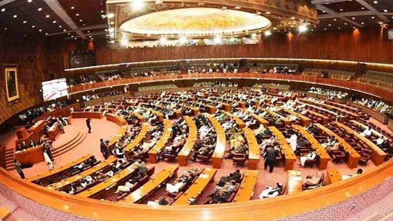 پارلیمنٹ کا مشترکہ اجلاس،10 منٹ میں 4 بل منظور، پی ٹی آئی کا احتجاج، ایجنڈے کی کاپیاں پھاڑ دیں