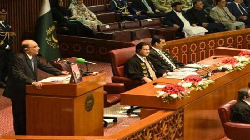 ذاتی و سیاسی مفاد کو ایک طرف رکھ کر قومی مفاد مقدم رکھیں، صدر کے خطاب کے دوران اپوزیشن کا شدید احتجاج
