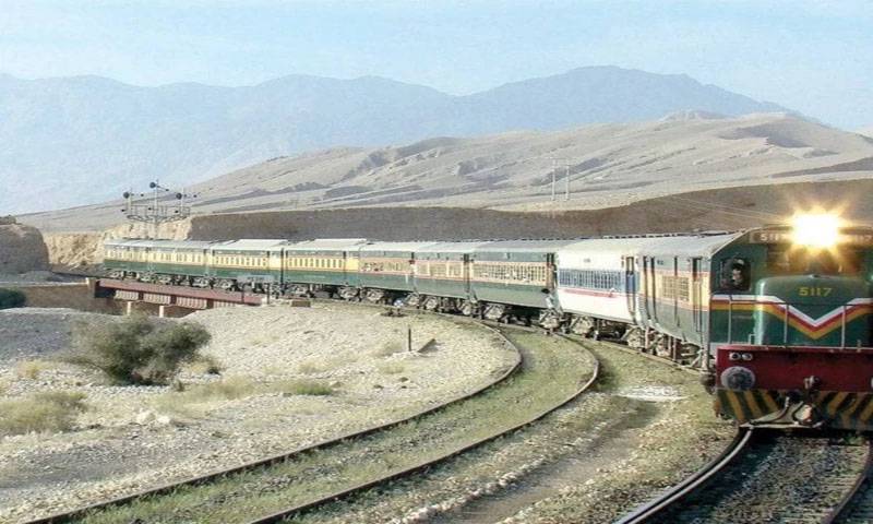 کوئٹہ سے پشاور جانے والی ٹرین پر فائرنگ، ڈرائیور شدید زخمی، مسافر یرغمال