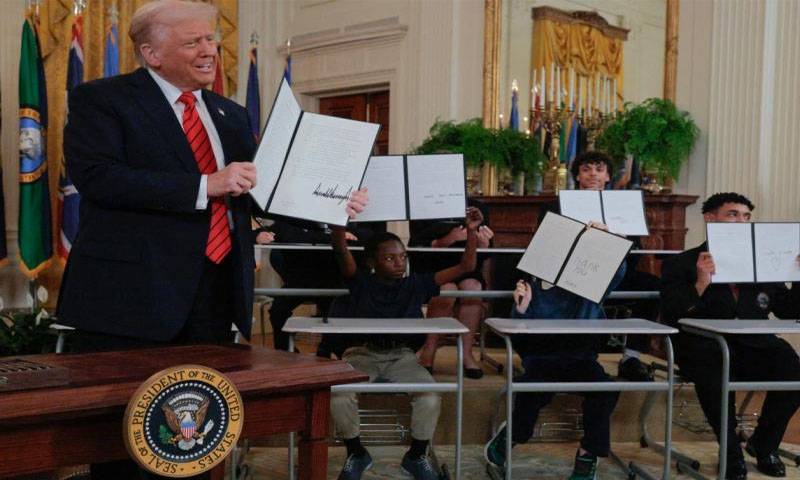 'طلبا کو بنیادی ریاضی تک نہیں آتی'، ٹرمپ نے محکمہ تعلیم بندکرنے کے حکم نامے پر دستخط کر دیے