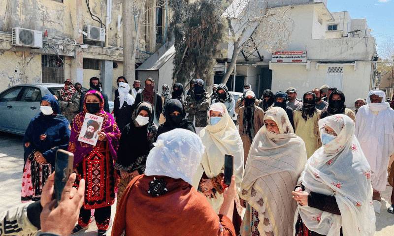 کوئٹہ: مظاہرین سول ہسپتال سے ٹرین حملے میں ملوث 5 دہشت گردوں کی لاشیں لے گئے