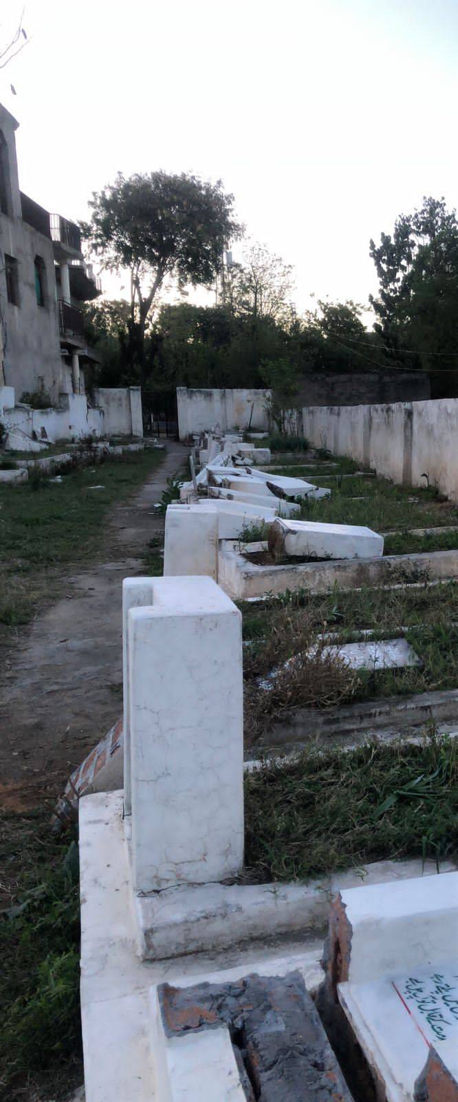 احمدیہ قبرستان کوٹلی آزاد کشمیر میں 76 قبروں کے کتبے نامعلوم انتہاپسندوں نے توڑ دیے 