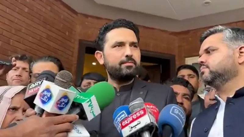 جوانوں کو پیروں کا استاد کر