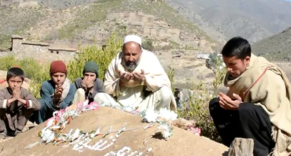رنڑا خان چار بچوں کے قبروں پر فاتحہ پڑھتے ہوئے انھوں نے اس دھماکے میں چار بیٹوں کو کھویا