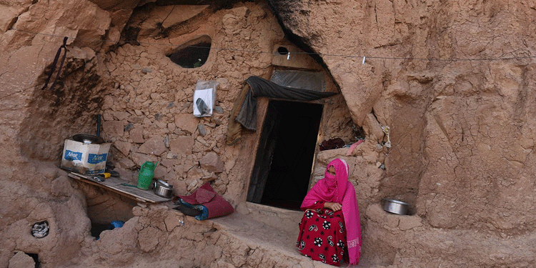 بامیان کے غاروں میں رہنے والے افغانوں کی مشکلات سے بھری زندگی