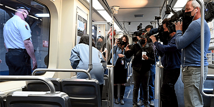 امریکا میں افسوسناک واقعہ، چلتی ٹرین میں ریپ، لوگ ویڈیو بناتے رہے