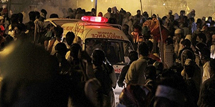 لاہور: تحریک لبیک مارچ کو پولیس نے روک لیا، زبردست شیلنگ، کئی شرکا کی حالت غیر